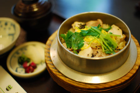 出發(fā)前,補充體力。傳說中的美味小鍋什錦飯“志津香”,此行必吃!