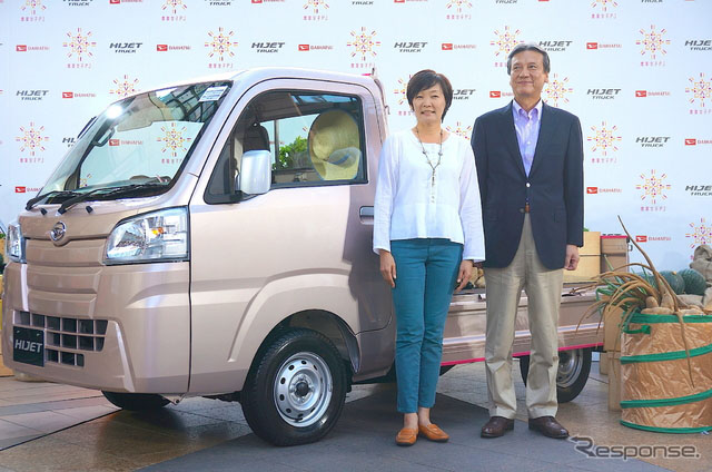 安倍夫人安倍昭惠現(xiàn)身大發(fā)Hijet發(fā)布會(huì)現(xiàn)場(chǎng)