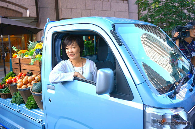 安倍夫人安倍昭惠現(xiàn)身大發(fā)Hijet發(fā)布會(huì)現(xiàn)場(chǎng)