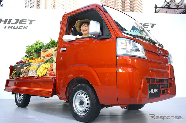 安倍夫人安倍昭惠現(xiàn)身大發(fā)Hijet發(fā)布會(huì)現(xiàn)場(chǎng)