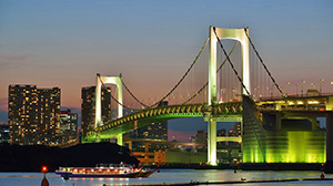 臺(tái)場(chǎng)海濱公園是一處可供游客享受東京灣海岸線景致的人工海濱公園。
公園中有一座迷你的自由女神像,是人氣合影點(diǎn),遠(yuǎn)處就是彩虹大橋。
這里唯美的夕陽和絢麗的夜景格外迷人。
每年7月的第三個(gè)周一是“海之日”,晚上這里會(huì)舉行明燈節(jié),海濱沙灘在紙油燈的燈光照耀下,織成美麗的圖案,是夏季臺(tái)場(chǎng)獨(dú)特的一景。
