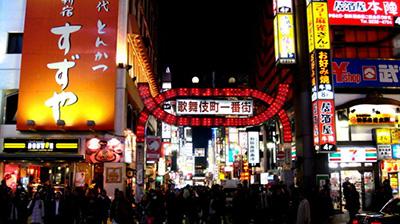 銀座是東京最著名的商業(yè)區(qū),也是日本最具代表性的繁華商圈,以高級購物商店而聞名,聚集了頂級大牌旗艦店、高檔百貨和各種百年老店等等.
銀座有8條大街,從一丁目到八丁目由中央大街貫通,其中又以四丁目十字路口最為繁華。
每到周六、周日,從中午到傍晚,銀座的主要道路禁止車輛通行,變成“步行者天國”。