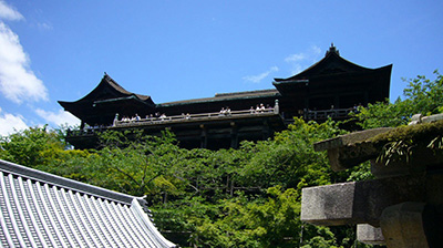 清水寺位于京都東部音羽山的山腰,始建于778年,是京都最古老的寺院,曾數(shù)次被燒毀并重建,后于1994年被列入世界文化遺產(chǎn)名錄。本堂前懸空的清水舞臺是日本國寶級文物,四周綠樹環(huán)抱,春季時櫻花爛漫,是京都的賞櫻名所之一,秋季時紅楓颯爽,又是賞楓勝地。參觀清水寺的游客非常多,最好在平時清晨前往。來到音羽山下,沿著小道步行上山。