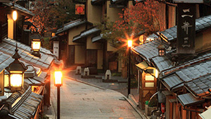 京都祇園的是八坂神社的總本社,也被稱為“祇園神社”(祇園さん),是京都香火最旺的神社之一。這里每年7月都會舉行熱鬧非凡的祇園祭,與東京的神田祭、大阪的天神祭并稱為“日本三大祭”。八坂神社有好幾個入口,如果你從四條通前往,過了東大路通便是神社的西樓門,朱紅的色調(diào)十分亮眼。若是繞到南樓門外,還會看到一座巨大的石造鳥居。進門后可以先到旁邊的“手水舍”去入鄉(xiāng)隨俗洗個手。