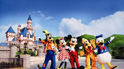 東京迪士尼度假區(qū)(Disneyland)離東京有10公里,是日本仿造美國的迪士尼樂園修建的游樂場,于1983年4月開幕,其宗旨是集歷史知識、童話故事、自然風(fēng)光和現(xiàn)代科學(xué)之大成,寓知識于娛樂,力求各個年齡層次的人都能在此找到樂趣。東京迪士尼度假區(qū)包括東京迪士尼樂園及東京迪士尼海洋兩大游樂園,前者有七個主題區(qū)樂園和多彩多姿的娛樂表演,后者是充滿冒險與創(chuàng)想的大海,也是迪士尼之首度以“!睘橹黝}的主題樂園。