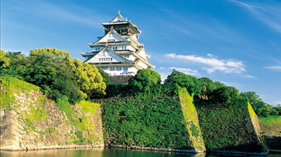 大阪城也叫“金城”或“錦城”,是大阪最著名的旅游觀光景點(diǎn),也是大阪的象征。它位于大阪市中央?yún)^(qū)的大阪城公園內(nèi),與名古屋城、熊本城并列為日本歷史上的三大名城。整個(gè)大阪城分為內(nèi)城、中城與外城(即本丸、二之丸、三之丸),氣勢(shì)恢宏的城門、高大陡峭的城墻及內(nèi)外兩道寬闊的護(hù)城河十分壯觀,其他任何一座日本古城都無法與其相比。尤其護(hù)城河上長達(dá)12公里的城墻,用大量的巨石堆砌而成,極其雄壯,令大阪城固若金湯。