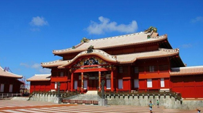 位于俯瞰那霸市的海拔120米的高坡上,是琉球王國(guó)的象征。14世紀(jì)末創(chuàng)建的首里城,是琉球歷代國(guó)王的居住地,同時(shí),也是琉球王國(guó)的政治的中心。
