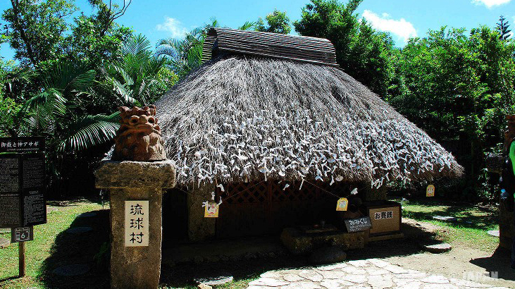 村內(nèi)保存著聞名琉球列島的傳統(tǒng)建筑物,再現(xiàn)了當(dāng)時(shí)的氣氛和琉球文化。在這里你可以了解當(dāng)?shù)氐娘L(fēng)俗習(xí)慣和傳統(tǒng)工藝的制造過(guò)程,如可以體驗(yàn)藍(lán)染、陶藝等工房,目睹以利用水牛為動(dòng)力壓榨甘蔗的制糖場(chǎng)景。