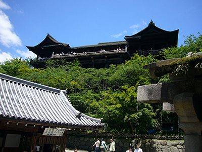 位于京都東部音羽山的山腰,始建于778年,是京都最古老的寺院,曾數(shù)次被燒毀并重建,后于1994年被列入世界文化遺產(chǎn)名錄。本堂前懸空的清水舞臺(tái)是日本國(guó)寶級(jí)文物,四周綠樹(shù)環(huán)抱,春季時(shí)櫻花爛漫,是京都的賞櫻名所之一,秋季時(shí)紅楓颯爽,又是賞楓勝地。參觀清水寺的游客非常多,最好在平時(shí)清晨前往。來(lái)到音羽山下,沿著小道步行上山。