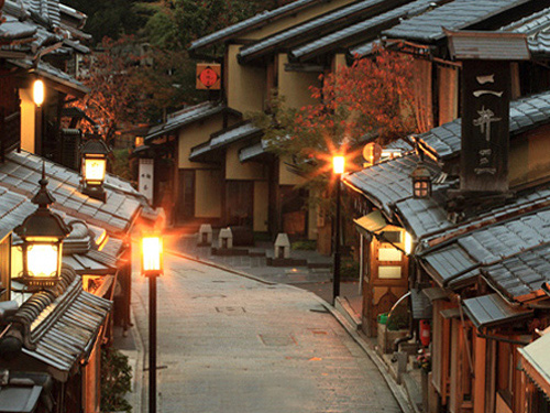 京都祇園的是八坂神社的總本社,也被稱為“祇園神社”(祇園さん),是京都香火最旺的神社之一。這里每年7月都會(huì)舉行熱鬧非凡的祇園祭,與東京的神田祭、大阪的天神祭并稱為“日本三大祭”。八坂神社有好幾個(gè)入口,如果你從四條通前往,過(guò)了東大路通便是神社的西樓門,朱紅的色調(diào)十分亮眼。若是繞到南樓門外,還會(huì)看到一座巨大的石造鳥(niǎo)居。進(jìn)門后可以先到旁邊的“手水舍”去入鄉(xiāng)隨俗洗個(gè)手。