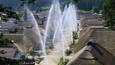 會津若松市位于福島縣西部,得益于附近的磐梯山、豬苗代湖等豐富的自然環(huán)境,作為會津藩的城下町仍具有濃厚的歷史色彩,是一個大約有12萬5,000人口的城市。
會津人秉性耿直、堅忍不拔、非常認真,可以說正因為會津人的這種性格才能將傳統(tǒng)正確地傳給后人。
在武家社會的影響依舊濃厚的會津若松,保留著很多歷史悠久的武家社會的遺產(chǎn)。