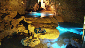 (文化王國玉泉洞)內(nèi)有景觀溶洞——玉石泉洞、熱帶水果園、毒蛇博物公園、沖繩當?shù)匚璧笍V場,100年以上歷史的民宅、再現(xiàn)了琉球王國時期的城下城、 代表沖繩傳統(tǒng)工藝的琉球玻璃王國工作室等景觀。其中最大的看點莫過于沖繩特有珊瑚礁而形成的溶洞——玉石泉洞(公開展示其中890米)。