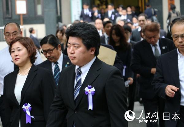 2016年8月15日上午,由日本國會(huì)議員組成的“大家一起來參拜靖國神社議員會(huì)”成員集體參拜靖國神社。圖為該團(tuán)體成員從靖國會(huì)館出來集體前往參拜。