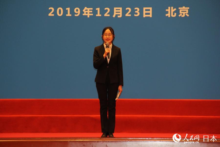 清華大學(xué)的葛宵飛是第24屆“走進(jìn)日企·感受日本”中國大學(xué)生代表團(tuán)的一員,當(dāng)日,她作為中方學(xué)生代表上臺(tái)發(fā)表感想:“通過不同思想間的碰撞打破了一些刻板印象,我們結(jié)下了跨越國界的友誼,也收獲了普通課堂和平常旅行難以得到的寶貴經(jīng)歷。希望日本的青年朋友們,也能來到我們生活的地方,參觀我們的校園、課堂和實(shí)驗(yàn)室。今后我們愿作中日友好的使者,攜手同行,共同為中日友好貢獻(xiàn)青春力量!