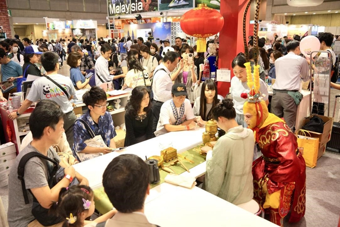 文化體驗(yàn)區(qū)吸引眾多觀眾駐足。中國駐東京旅游辦事處供圖