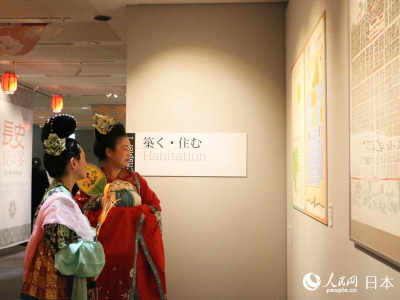 身著唐朝服飾的觀眾前來觀展，仿佛誤入時空隧道。人民網(wǎng)許可攝