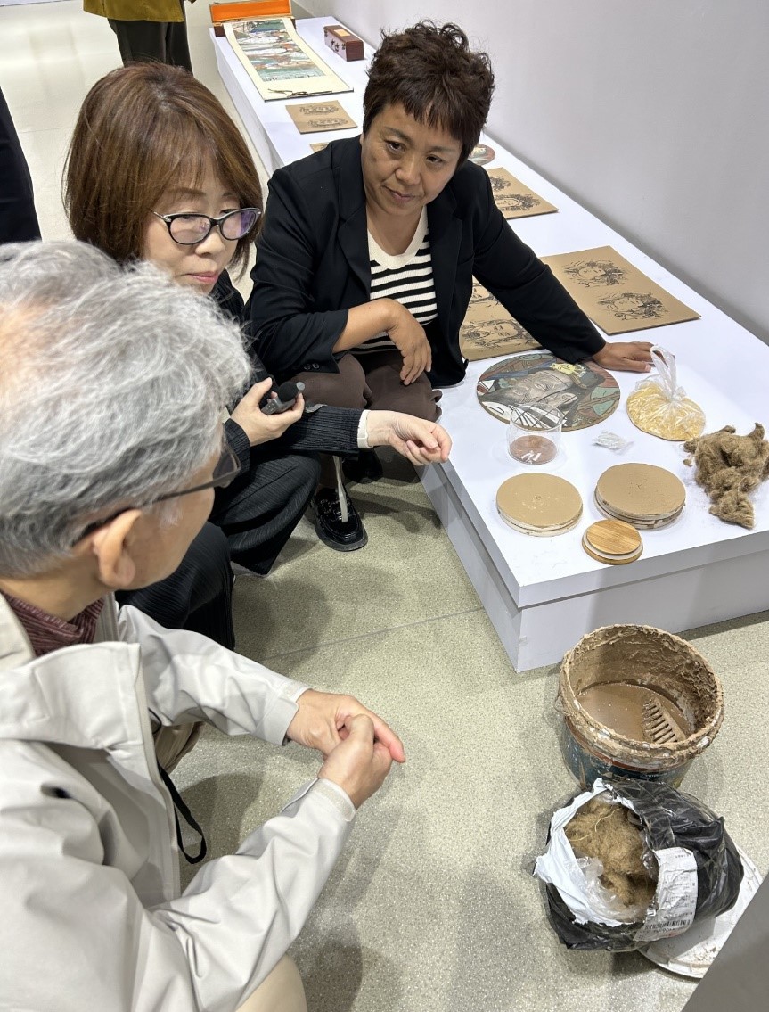 參觀山西省運城市的泥皮畫傳承人范芳工作室。笹川日中友好基金供圖