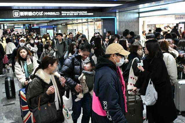 人潮洶涌的JR博多車站。（圖片來源：《朝日新聞》）