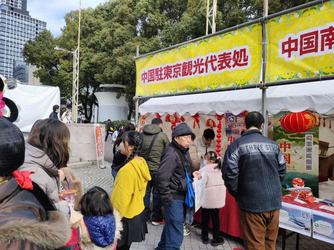日本民眾在辦事處展位前排隊領(lǐng)取資料和參與抽獎。中國駐東京旅游辦事處供圖