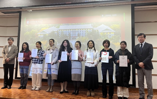 主辦方向參與者頒發(fā)結(jié)業(yè)證書。笹川日中友好基金供圖