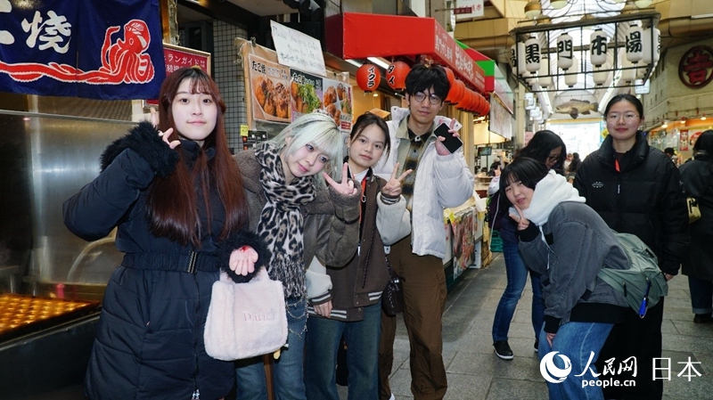 兩國青年在大阪街區(qū)實地考察。人民網(wǎng) 蔣曉辰攝