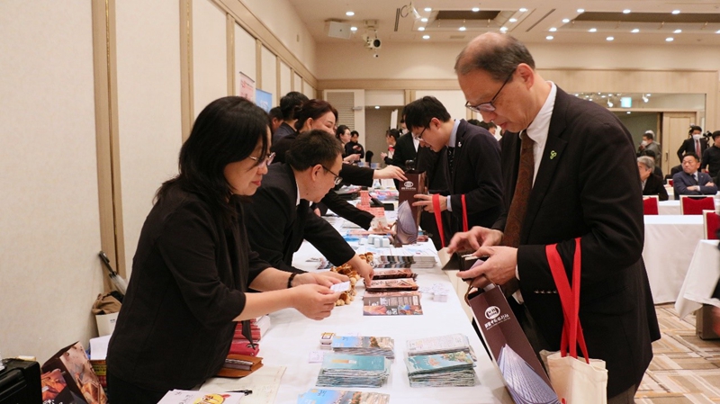 中日旅游企業(yè)現(xiàn)場互動頻繁。人民網(wǎng) 許可攝