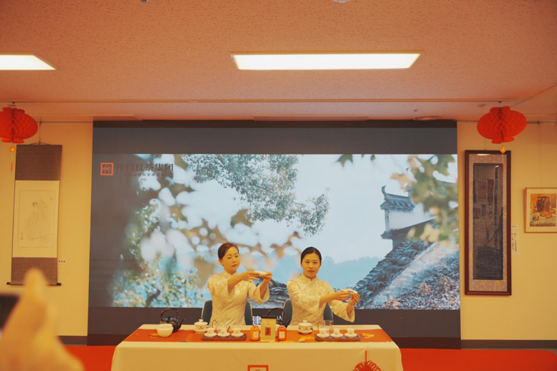 現(xiàn)場茶藝表演。中國駐東京旅游辦事處供圖