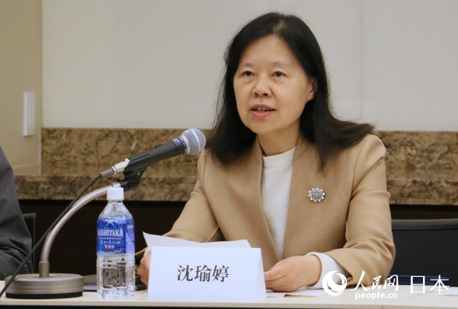 山東省政府駐日本經(jīng)貿(mào)代表處首席代表沈瑜婷主持會議。人民網(wǎng) 許可攝