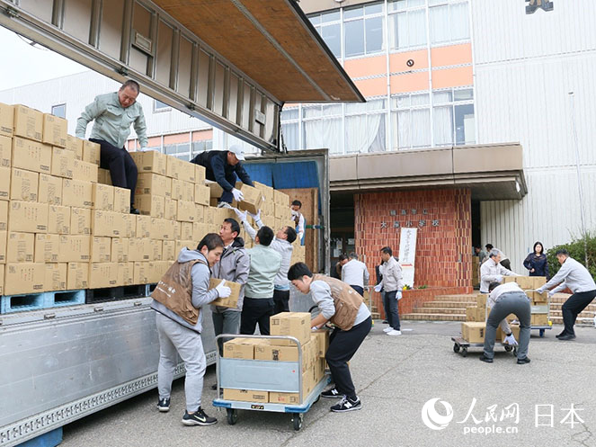 在日中國企業(yè)協(xié)會向日本石川縣輪島市捐贈15噸應(yīng)急儲備飲用水。人民網(wǎng) 許可攝