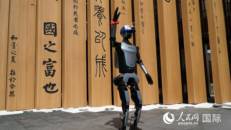 全新一代人形機(jī)器人“Walker 行者”將為中國館觀眾提供智能導(dǎo)覽服務(wù)。人民網(wǎng) 蔣曉辰攝