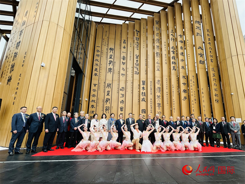 4月13日，2025年日本大阪世博會中國館舉行開館儀式，與會嘉賓合影。人民網(wǎng) 許可攝