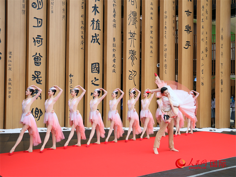 中日友好紀(jì)念舞劇《朱鹮》表演。人民網(wǎng) 許可攝