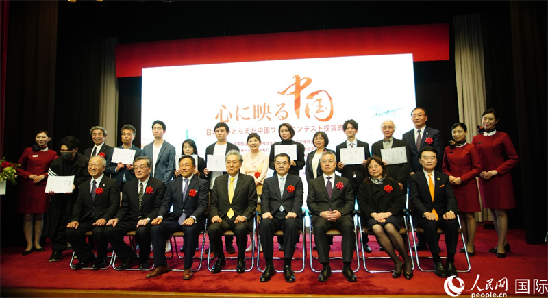 到場嘉賓與獲獎?wù)吆嫌傲裟?。人民網(wǎng) 于前攝
