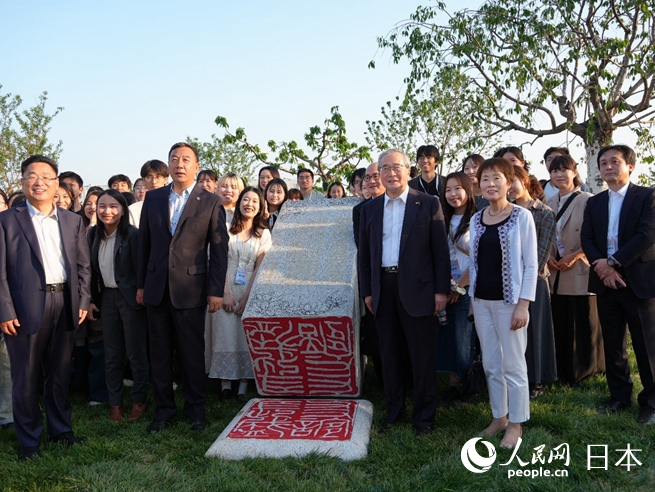 與會(huì)嘉賓與中日青年合影留念。人民網(wǎng) 許可攝