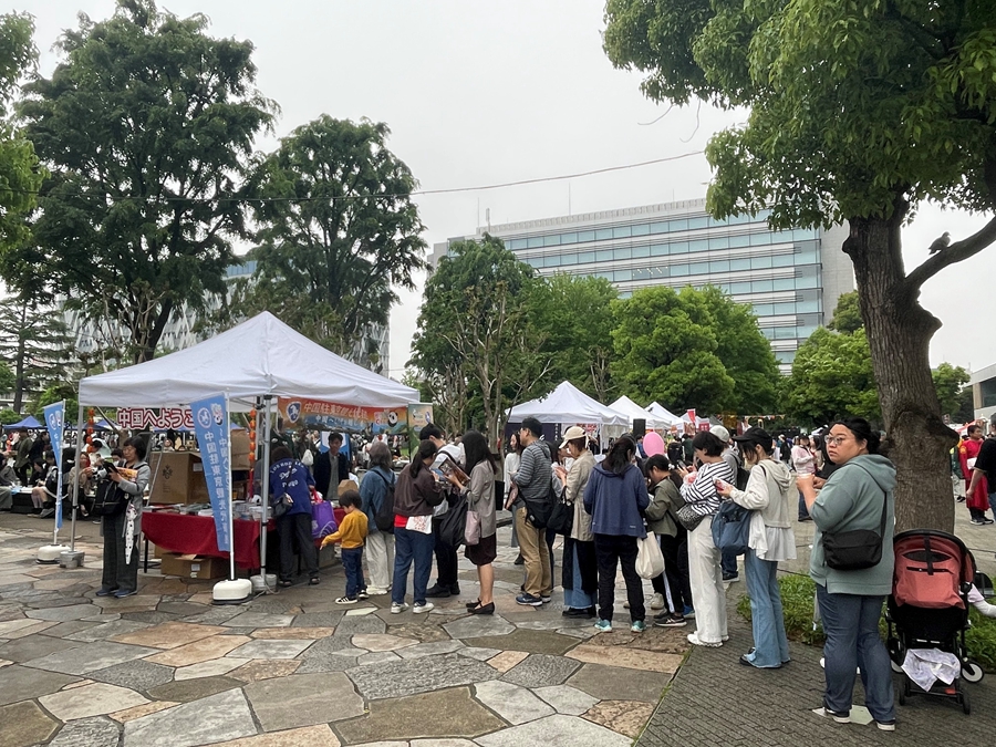 中國駐東京旅游辦事處展位前排隊(duì)等候的游客。中國駐東京旅游辦事處供圖