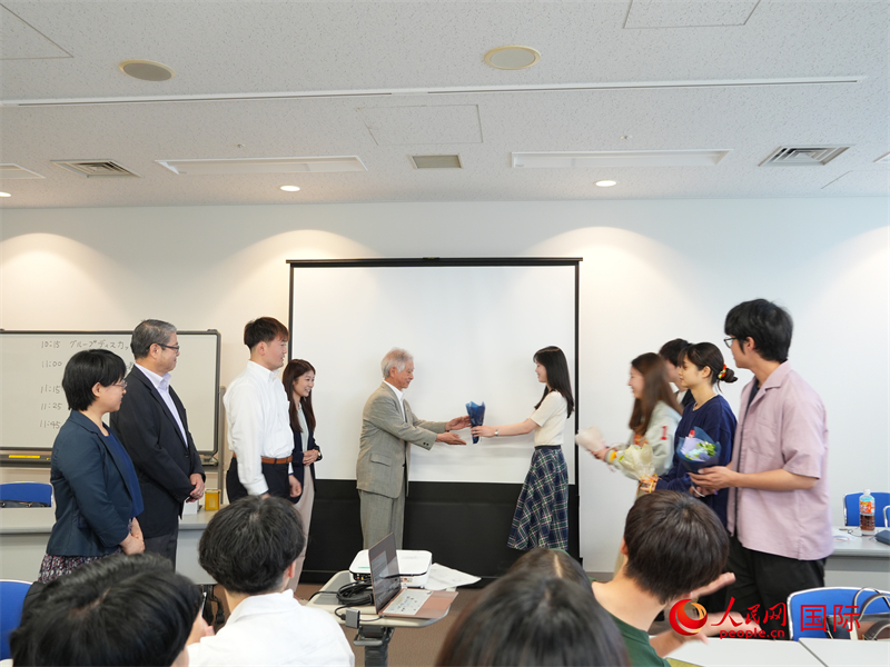 訪華團(tuán)代表向東京都日中友好協(xié)會(huì)成員獻(xiàn)花致謝。人民網(wǎng) 許可攝