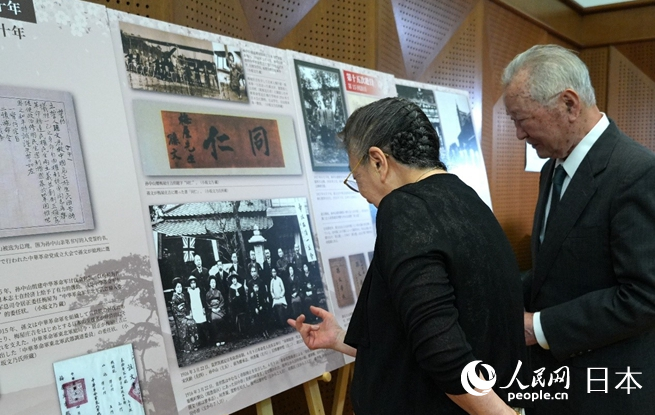 與會嘉賓觀展。人民網(wǎng) 許可攝