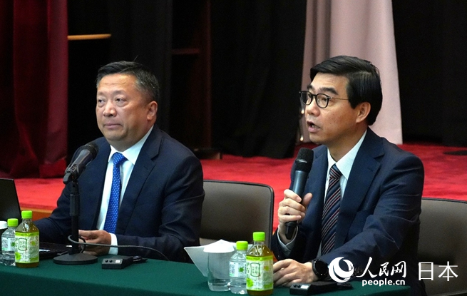 中國駐日本大使館公使施泳（右）、西藏自治區(qū)對外文化交流協(xié)會執(zhí)行會長廖懇（左）出席講座。人民網(wǎng) 許可攝