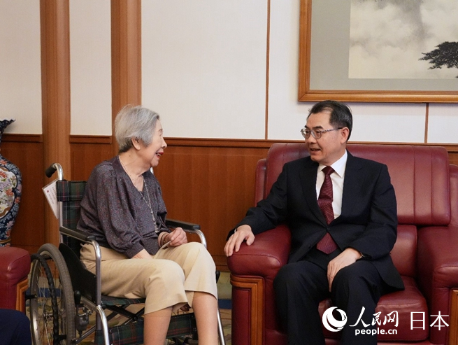 吳江浩大使（右）親切慰問日籍老戰(zhàn)士元木光子。人民網(wǎng) 許可攝