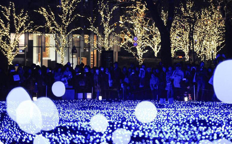 12月10日，在日本東京六本木的東京中城，市民和游客觀看圣誕燈飾。