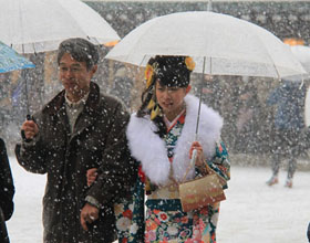 日本關(guān)東地區(qū)在初雪中迎來成人節(jié)