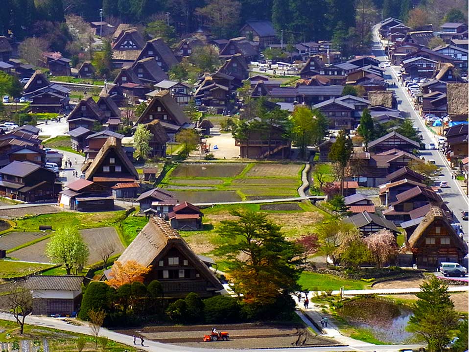 1.白川鄉(xiāng)和五個山的合掌結(jié)構(gòu)村落