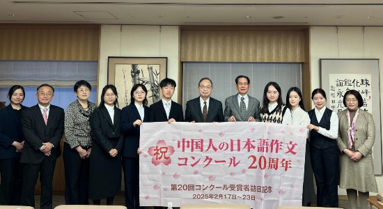 宮本雄二與獲獎(jiǎng)同學(xué)一行合影留念。日本僑報(bào)社供圖