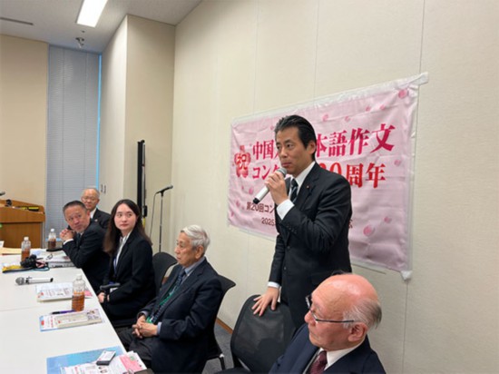 福田達(dá)夫在報(bào)告會(huì)上致辭，勉勵(lì)中國(guó)大學(xué)生繼續(xù)努力。日本僑報(bào)社供圖