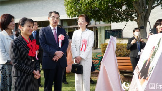 共同觀看女性成就圖片展。人民網(wǎng) 蔣曉辰攝