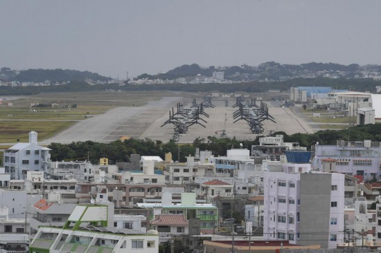 這是2023年11月25日在日本沖繩美軍普天間基地駐留的“魚鷹”運(yùn)輸機(jī)（資料照片）。新華社記者馮武勇攝
