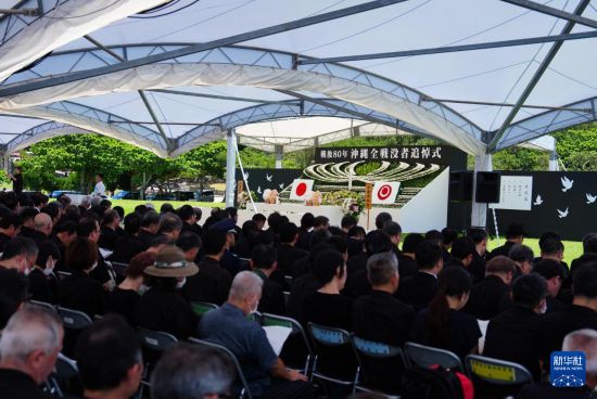   這是6月23日在日本沖繩拍攝的沖繩戰(zhàn)歿者追悼儀式現(xiàn)場。新華社記者 賈浩成 攝