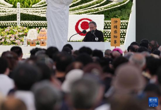   6月23日，在日本沖繩，日本沖繩縣知事玉城丹尼在沖繩戰(zhàn)歿者追悼儀式上發(fā)言。新華社記者 賈浩成 攝