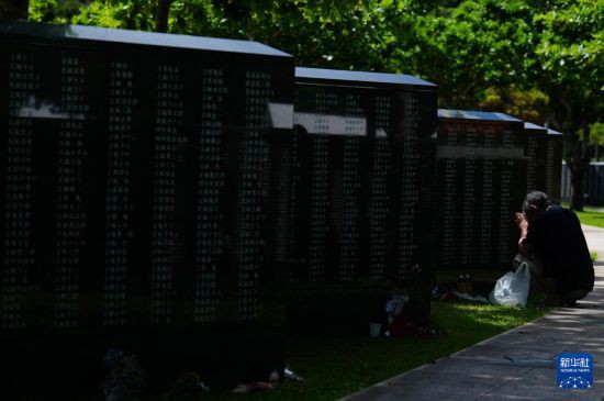   6月23日，在日本沖繩，一位市民在絲滿市摩文仁的和平祈念公園內(nèi)祭奠親屬。新華社記者 賈浩成 攝