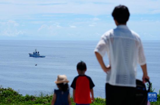   6月23日，在日本沖繩，市民在絲滿市摩文仁的和平祈念公園內(nèi)眺望遠(yuǎn)方。新華社記者 賈浩成 攝